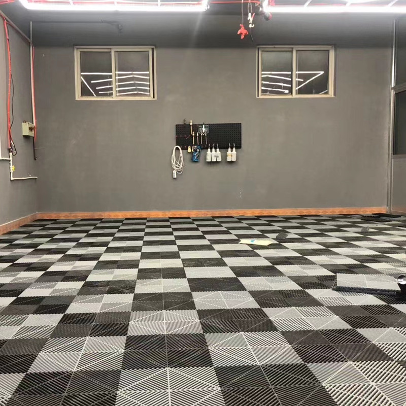 Car Floor Mat - 10枚入り、連結式で滑り止め加工が施された、モジュール式のガレージ用床タイル。PP（ポリプロピレン）またはPVC（ポリ塩化ビニル）製のプラスチック製床マットで、自動車のディテーリングショップや作業場、ガレージに最適。