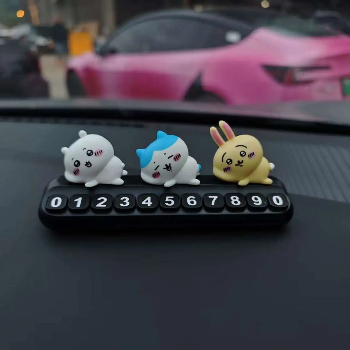Car Accessories Japanese - ちいかわ一時駐車番号プレート、うさぎの移動中、車の電話、車内装飾、自動車用ダッシュボード装飾、車両アクセサリー。